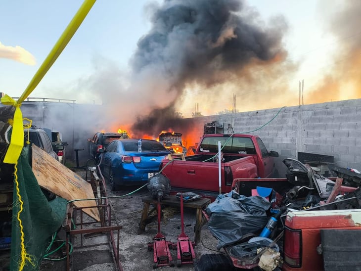 Incendio en taller automotriz consume dos unidades