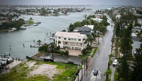 Debby toca tierra en Florida como huracán categoría 1