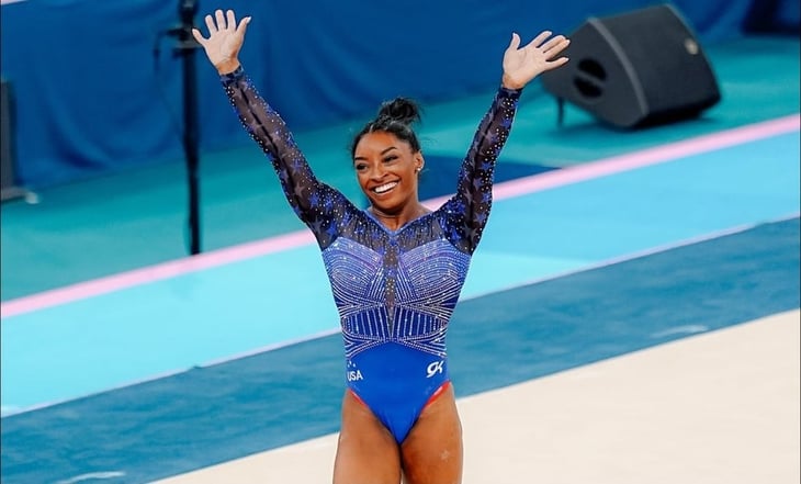 Simone Biles se cayó en la barra de equilibrio y se queda sin medalla en París 2024