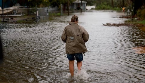 Huracán Debby en EU: un adolescente muerto, apagones y retrasos de vuelos