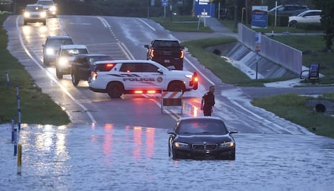 Debby se debilita a tormenta tropical tras tocar tierra en Florida como un huracán