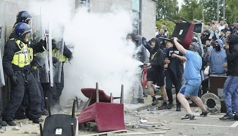 Países lanzan alertas de viaje a sus ciudadanos tras protestas en Reino Unido