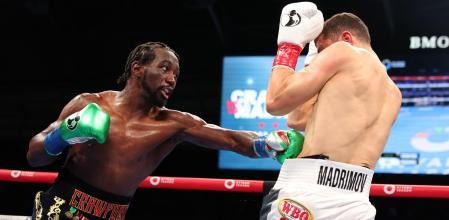 Terence Crawford destrona a Israil Madrimov y se convierte en nuevo campeón mundial