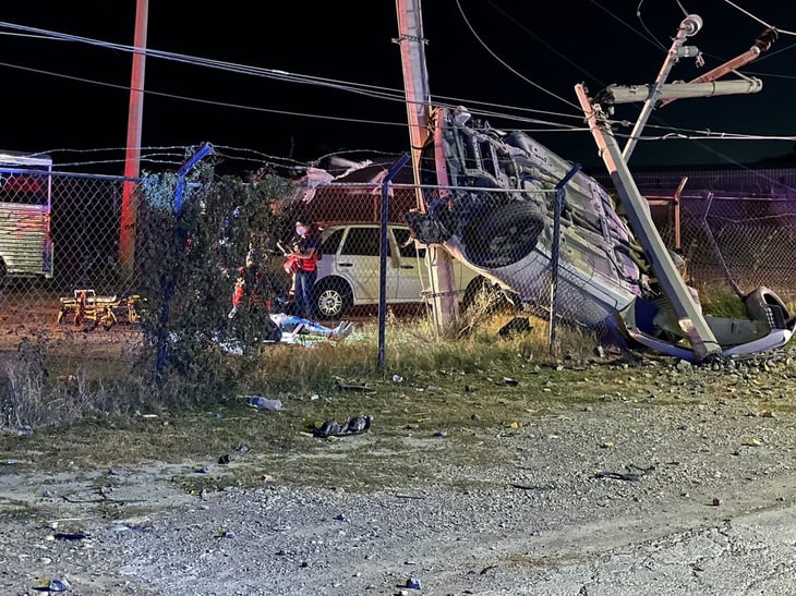 Jóvenes destrozan su automóvil junto a dos postes de CFE en PN