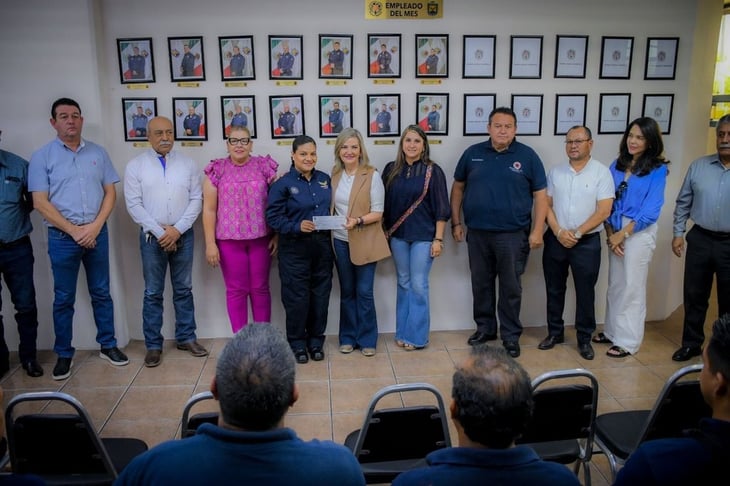 Bomberos son reconocidos por su labor en favor de la comunidad