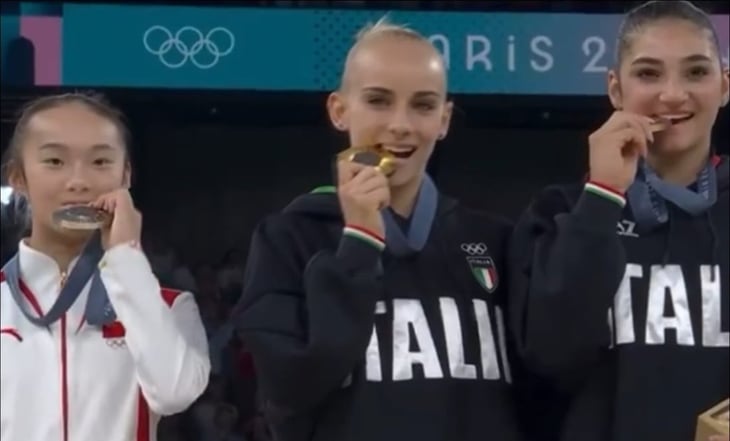 Gimnasta se vuelve viral por su reacción al ver que sus competidoras mordían sus medallas