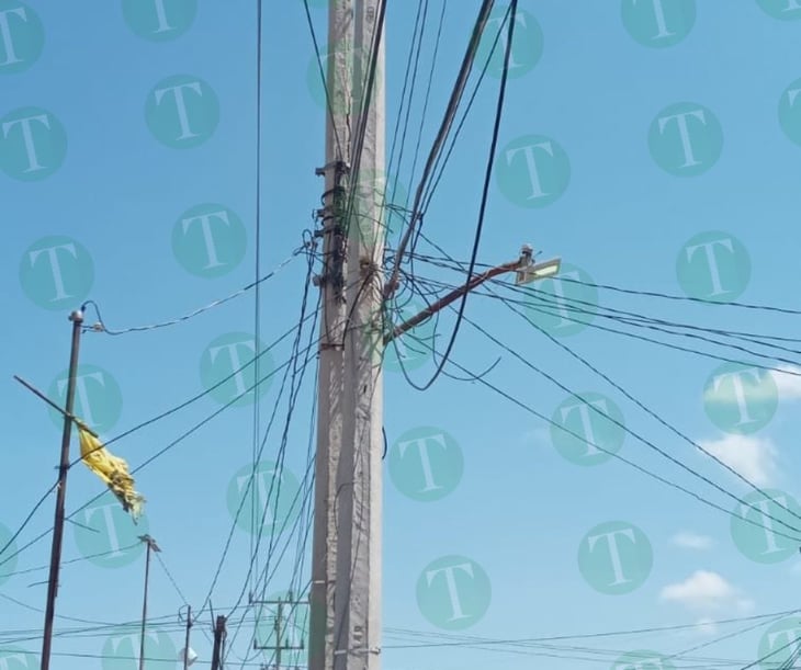 Camión tumba cables y lesiona a una señora en Monclova 