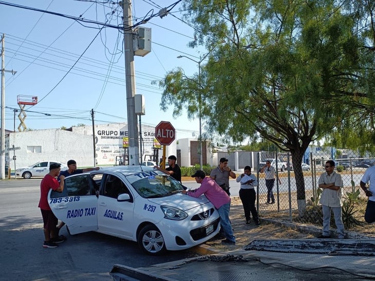 Taxista no cede derecho y provoca accidente vial