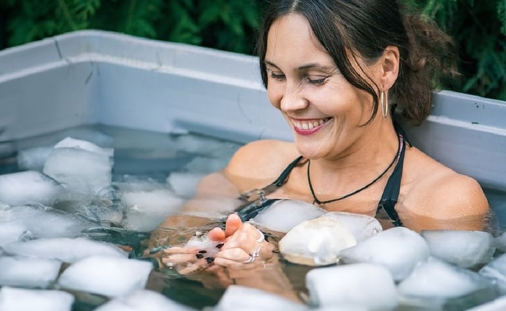 La inmersión en agua helada: ¿Realmente beneficia nuestro cuerpo?