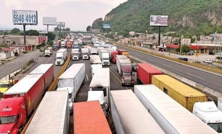 Transportistas exigen a autoridades resolver bloqueo de carreteras