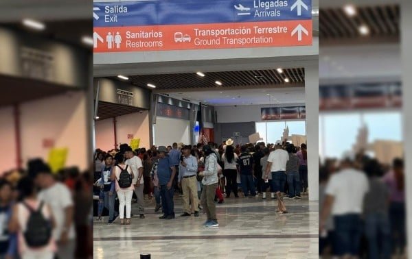 Espera multitud a AMLO en el aeropuerto de Ciudad Juárez, Chihuahua 