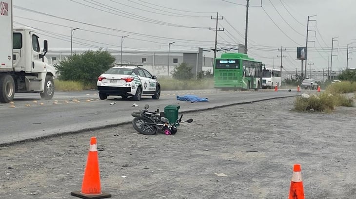 Derrapa motociclista y muere arrollado por tráiler en Nuevo León 