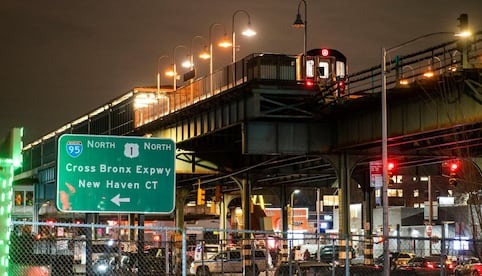 Niegan libertad bajo fianza a mujer que aventó a 2 mexicanas a las vías del Metro de NY