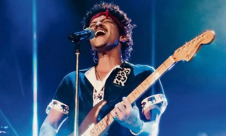 Bruno Mars dice '¡Te quiero mucho!' a sus fans al salir de su concierto en CDMX