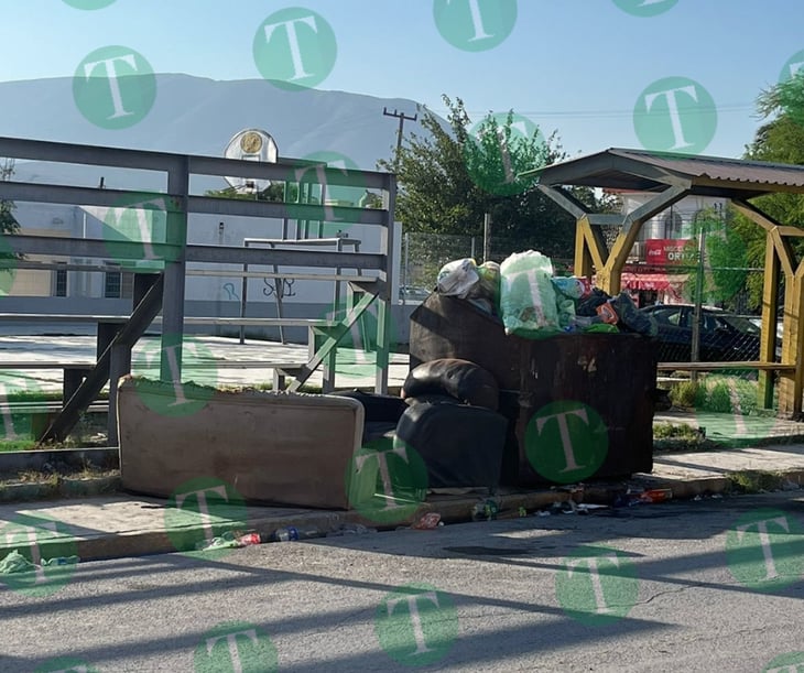 Ciudadanos tiran muebles fuera de contenedores de basura