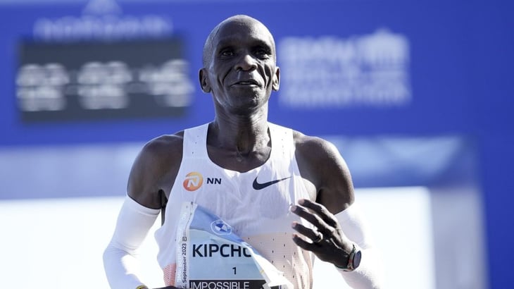 Eliud Kipchoge se retira tras abandonar el maratón en París 2024