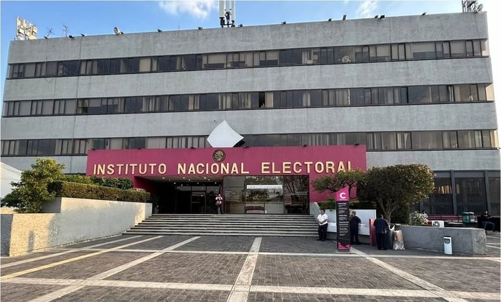 Frente Cívico Nacional marcha en contra de sobrerrepresentación en inmediaciones del INE