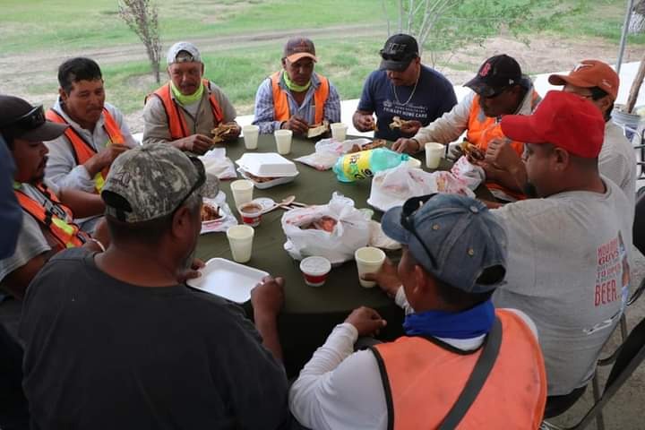 El duro sol de Piedras Negras no desalienta a los albañiles