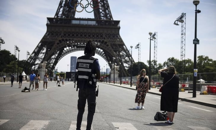 El británico que escaló la Torre Eiffel tendrá que pagar contribución ciudadana