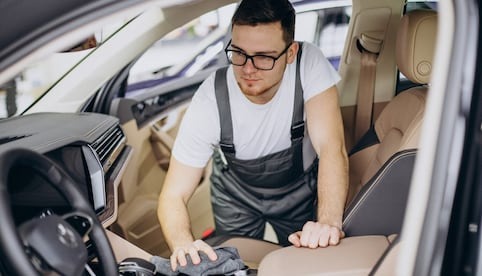 Truco casero para quitar manchas de aceite en la tapicería del auto