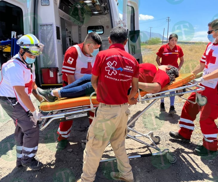 Joven empleada de Oxxo resulta lesionada tras salida de camino