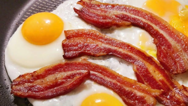 Nutrióloga advierte sobre los riesgos del huevo con tocino en el desayuno