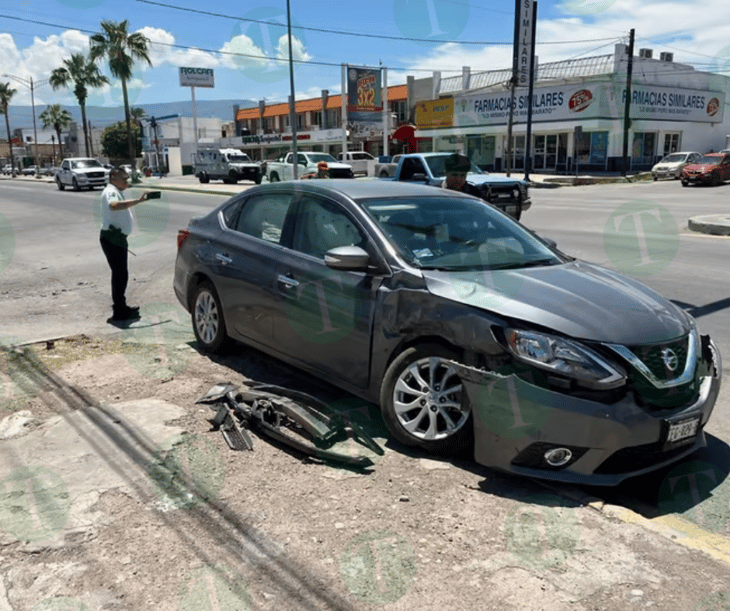 Fuerte choque deja auto destrozado en la colonia Regina 