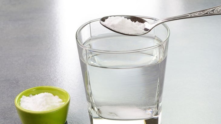 Agua con bicarbonato de sodio: los beneficios y los riesgos de esta tendencia en salud