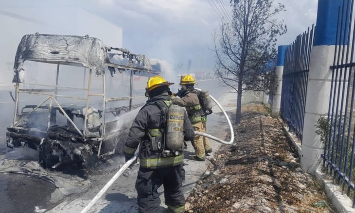 Termina camión hecho cenizas en Ramos Arizpe