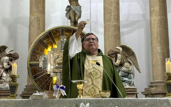 Padre Neri deja Santiago Apóstol; llega padre Néstor Martínez