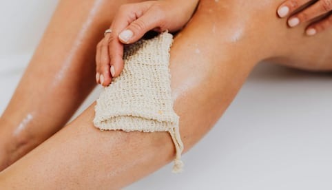 3 exfoliantes corporales caseros para tener una piel más suave