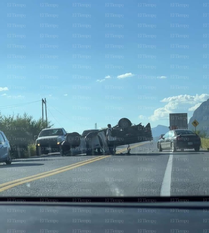 Camión vuelca en la carretera federal Monclova-Saltillo y deja un lesionado