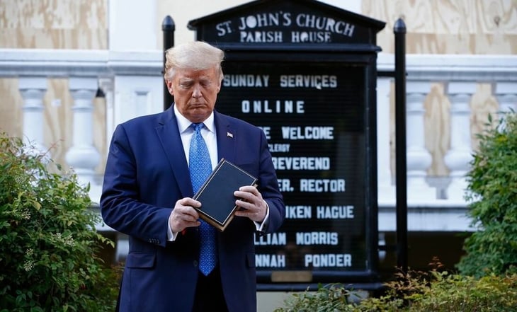 Trump ganó 300 mil dólares por vender Biblias, según muestra su declaración financiera