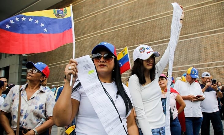 Actas en mano, oposición de Venezuela reivindica victoria en elecciones presidenciales