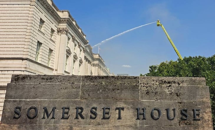 Bomberos extinguen los 'últimos focos' del incendio en Somerset House de Londres