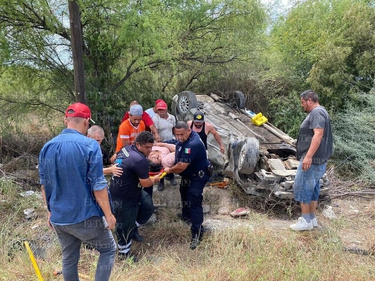 Cuatro heridos en aparatosa volcadura en San Buena