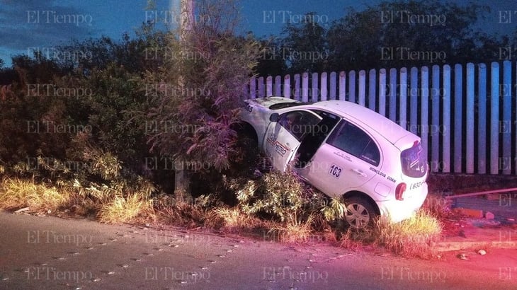 Chafirete abandona su carro al estrellarse en poste