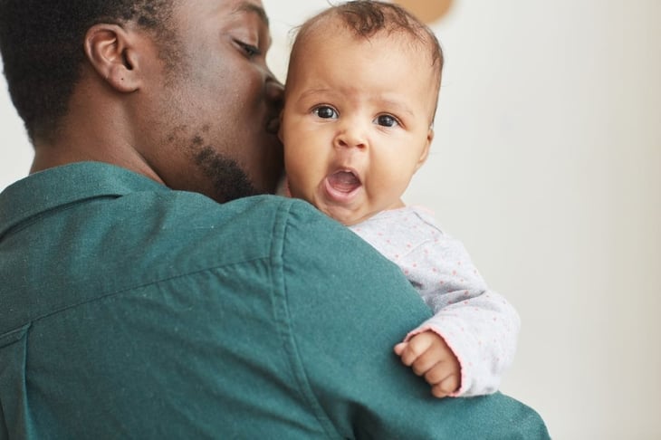 El papá juega un papel en el microbioma de su bebé