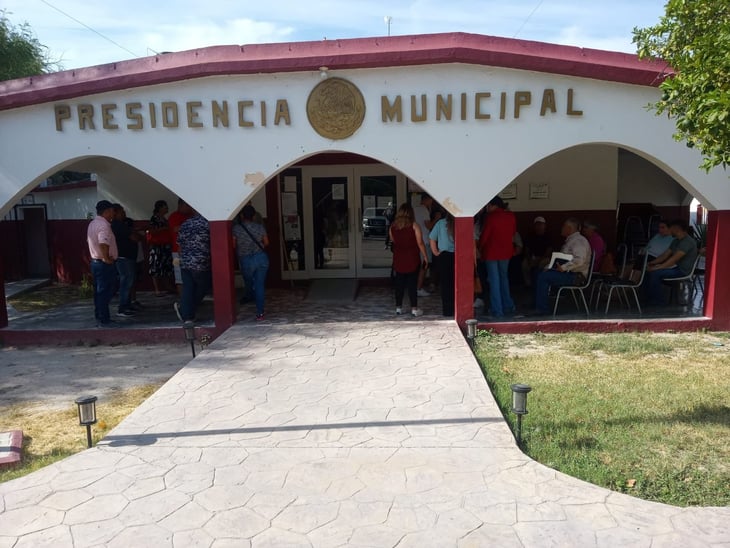 Protestan propietarios de autos extranjeros por módulo cerrado de REPUVE en Escobedo