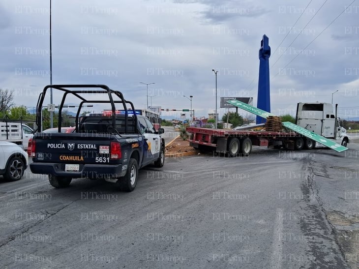 Trailero derriba señalización en carretera federal 57 de Monclova