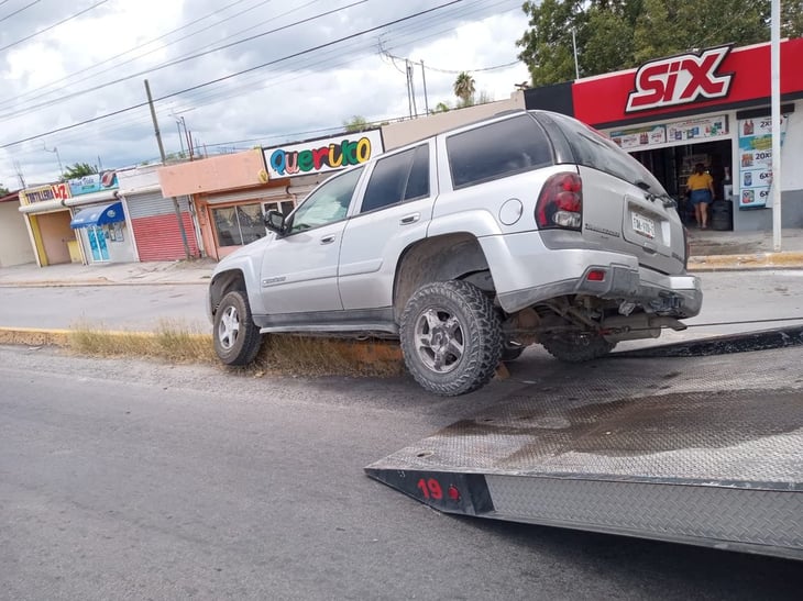 Camioneta termina montada en cordón del bulevar Magisterio en San Buenaventura