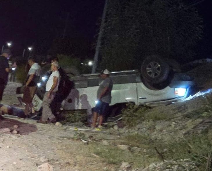 Conductor que huía de un choque terminó volcado en el boulevar