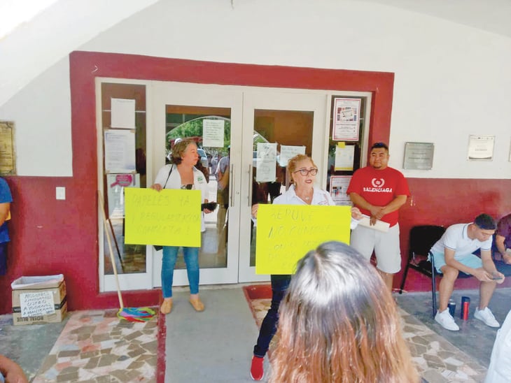 Propietarios de autos 'chuecos' protestan por módulo cerrado 