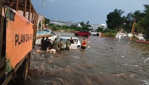 Fuertes lluvias en Sinaloa dejan un muerto y caos en la capital del estado