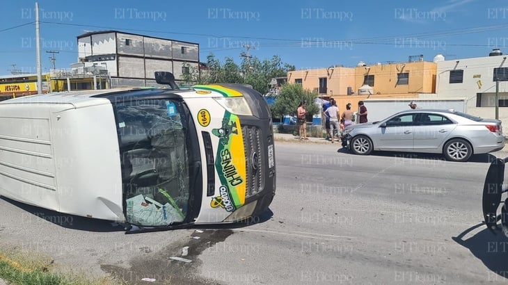 Camión repartidor de frituras vuelca en la colonia Aguilar