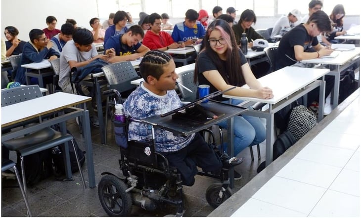 Estudiante con focomelia, es una de las cuatro personas con discapacidad que ingresó a la UNAM