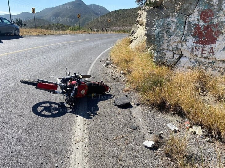 Motociclista derrapa en la antigua carretera a Monclova