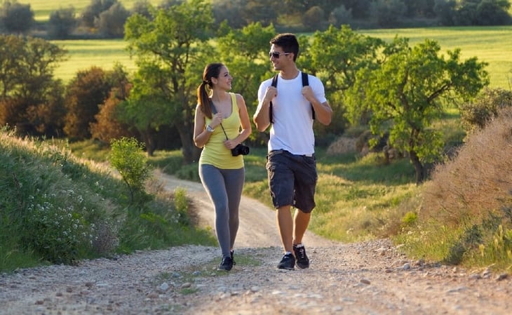 Caminar no solo beneficia tu salud física, sino que ayuda también a cuidar tu cerebro: descubre cómo