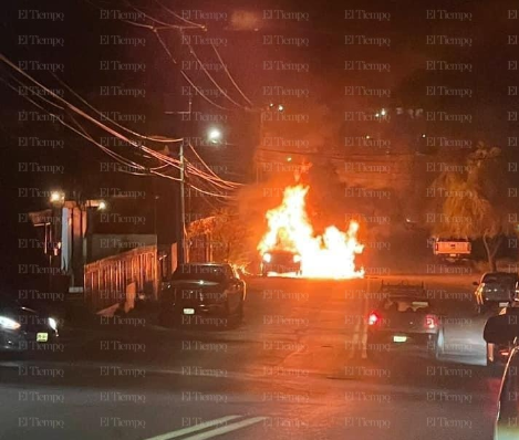 Camioneta Municipal queda reducida a cenizas tras incendiarse en la colonia Guadalupe