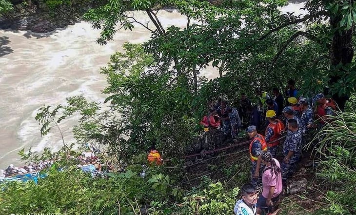 Reportan 27 muertos tras caída de un autobús con turistas a un río en Nepal